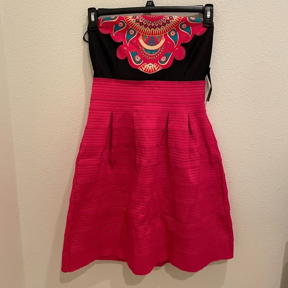 New York & Company Dresses & Skirts - New York & Company dress womens M pink scalloped strapless mini pleated paisley​